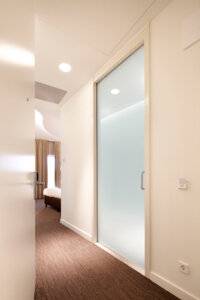 Vari-Doors glazen schuifdeur in hotel